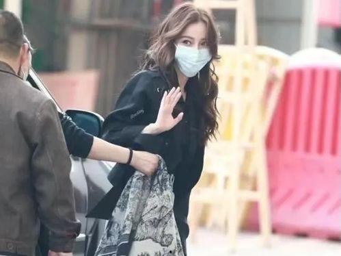 吃瓜娱乐小蓝姐姐,从童星到争议人物，她的成长之路