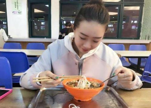 娱乐吃瓜酱食堂大叔,娱乐吃瓜酱食堂的温馨时光
