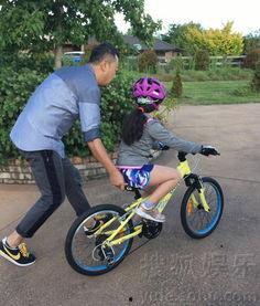 娱乐吃瓜酱骑车摔倒,网友热议‘扶不扶难题”