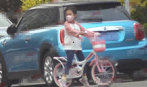 娱乐吃瓜酱骑车摔倒,网友热议‘扶不扶难题”